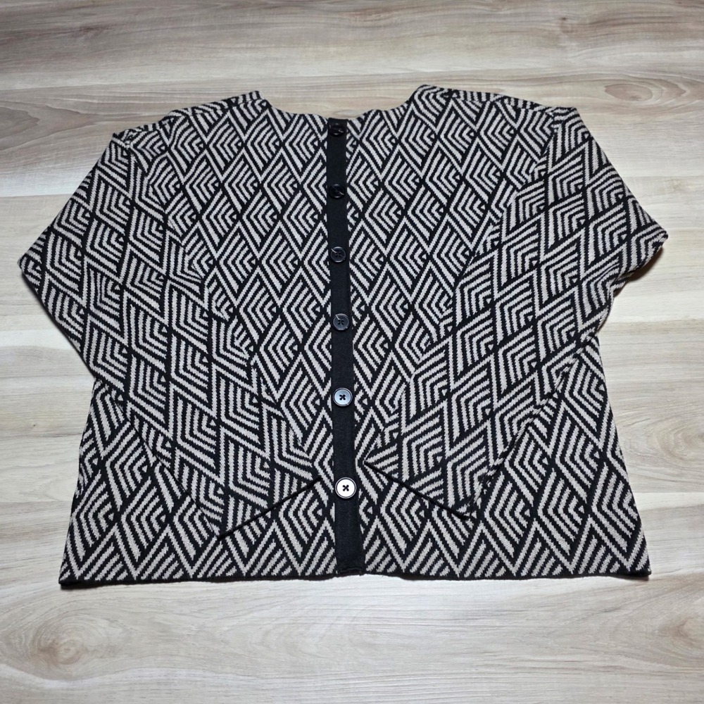 Tahari Sweater Womens Medium Black Tan Geometric Button Back Knit Pullover‎ Top